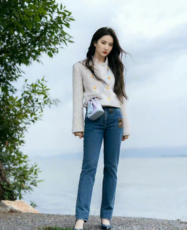 刘亦菲不愧是lv长公主新推广穿牛仔裤秀大长腿,比欧阳娜娜还嫩