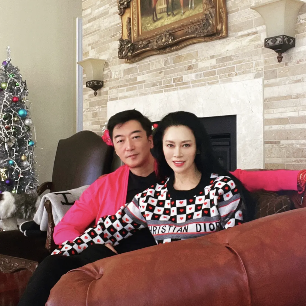 52岁邵峰携妻子去加拿大旅游开心玩高尔夫球刘欣长腿抢镜