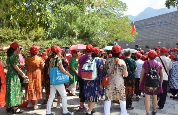 老年人出游要收"年龄附加费"?|旅行社|旅游者_新浪新闻