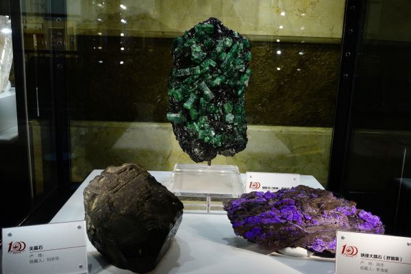 中国一个矿物精品展上展出的矿石精品（视觉中国）