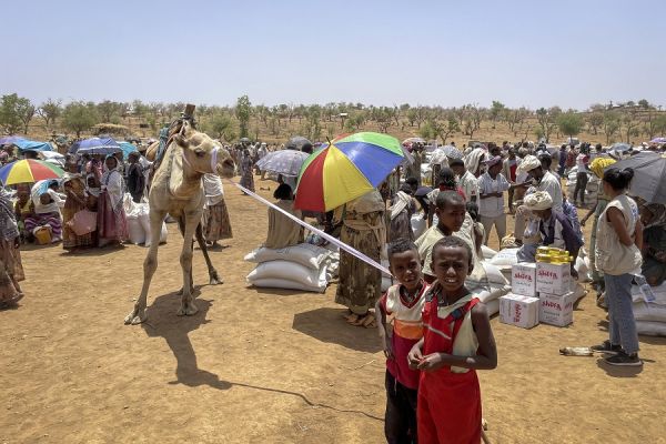 图说：6月23日，孩子们站在埃塞俄比亚一个食物分发处。（视觉中国）