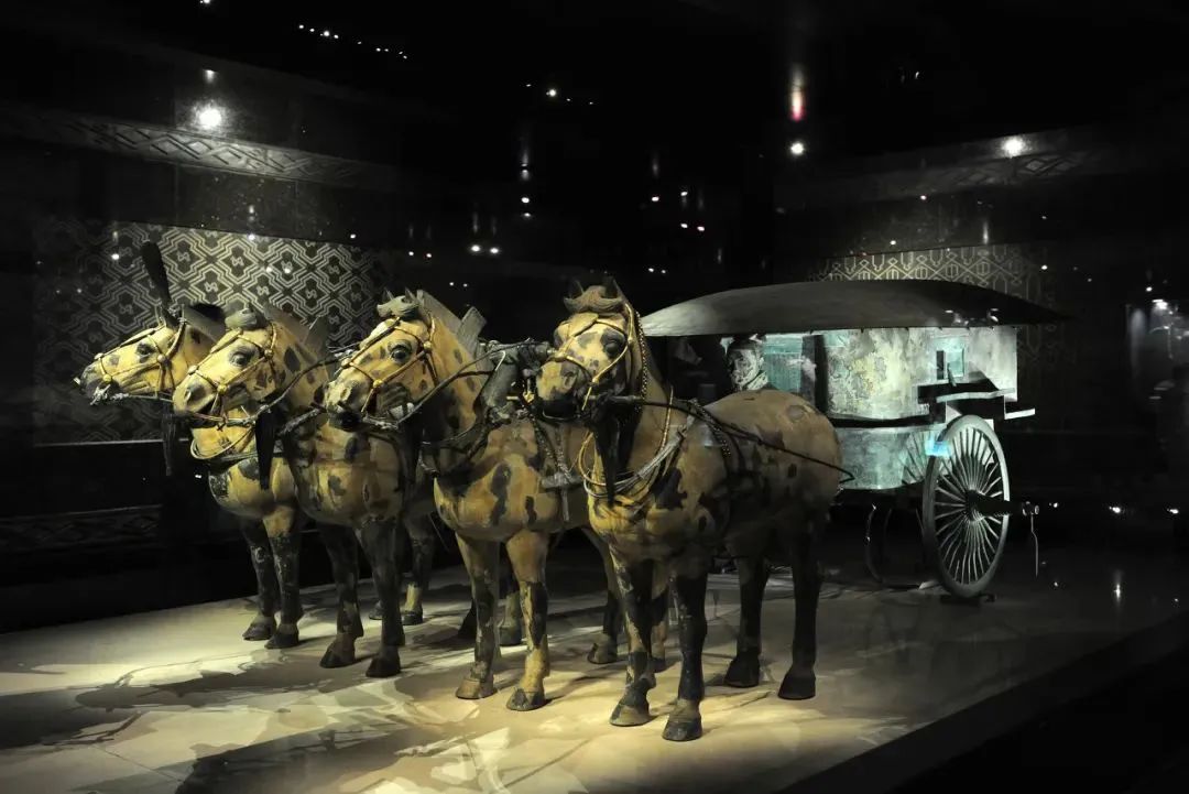 秦始皇陵出土的随葬铜车马中,便有一款豪车称为"安车",又叫"辒辌(wēn