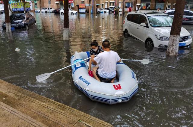 沈阳小暑天降大雨一对夫妇划船出行