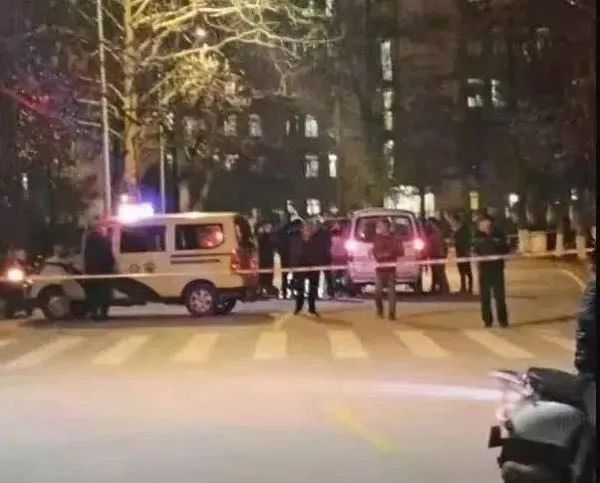 一个打耳洞都怕疼的姑娘，为同学挡了8刀……休闲区蓝鸢梦想 - Www.slyday.coM