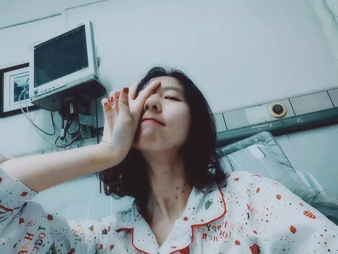 一个打耳洞都怕疼的姑娘，为同学挡了8刀……休闲区蓝鸢梦想 - Www.slyday.coM