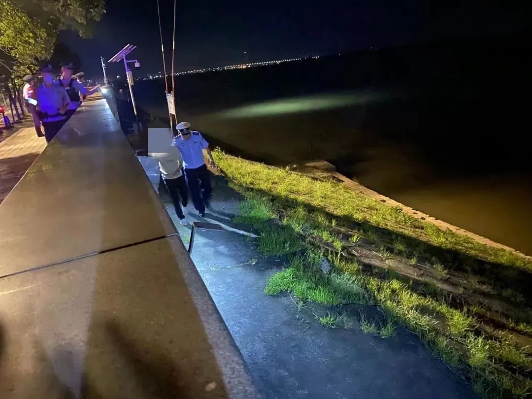 凌晨，九江民警化身心理辅导员，一夜连救两名轻生男子！休闲区蓝鸢梦想 - Www.slyday.coM
