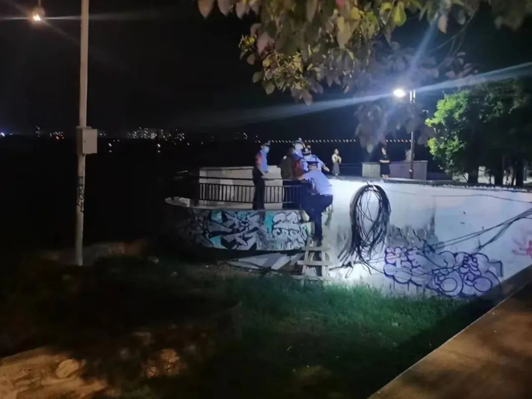 凌晨，九江民警化身心理辅导员，一夜连救两名轻生男子！休闲区蓝鸢梦想 - Www.slyday.coM