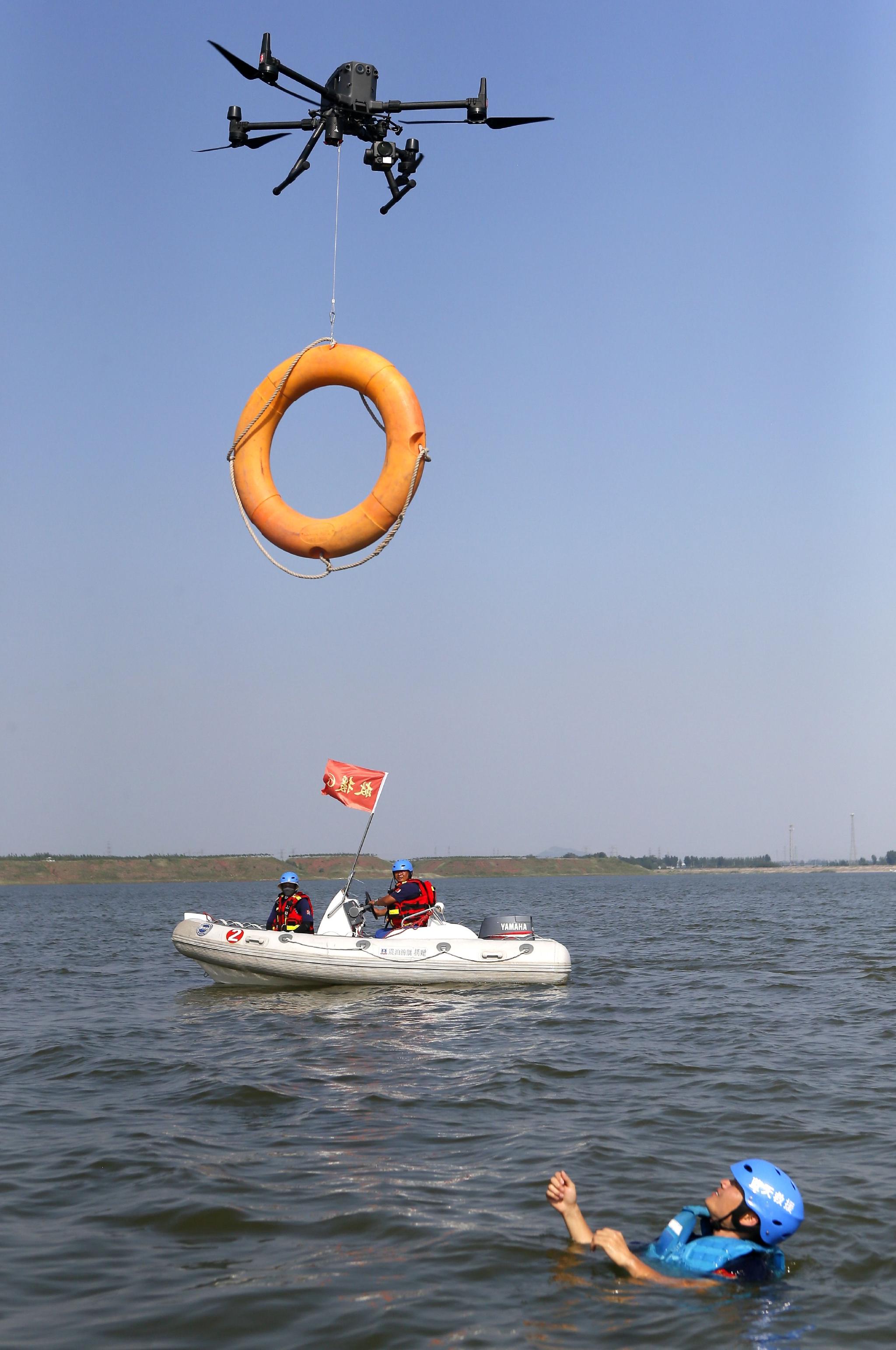 7月8日,演练人员在蓝村街道挪城水库进行无人机抛救生圈救援演练.
