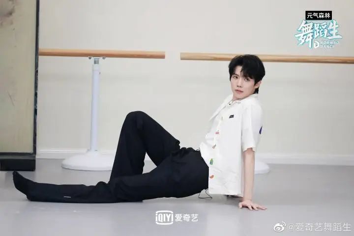 网友质疑易烊千玺等艺人考编“免笔试”录取，国家话剧院：将统一回复休闲区蓝鸢梦想 - Www.slyday.coM