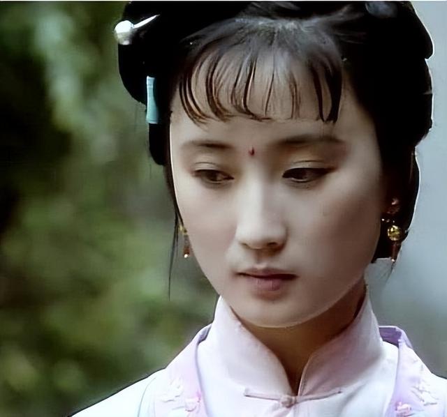 她一进组就引起了演员侯长荣的注意,对方在剧中饰演柳湘莲和北静王,还