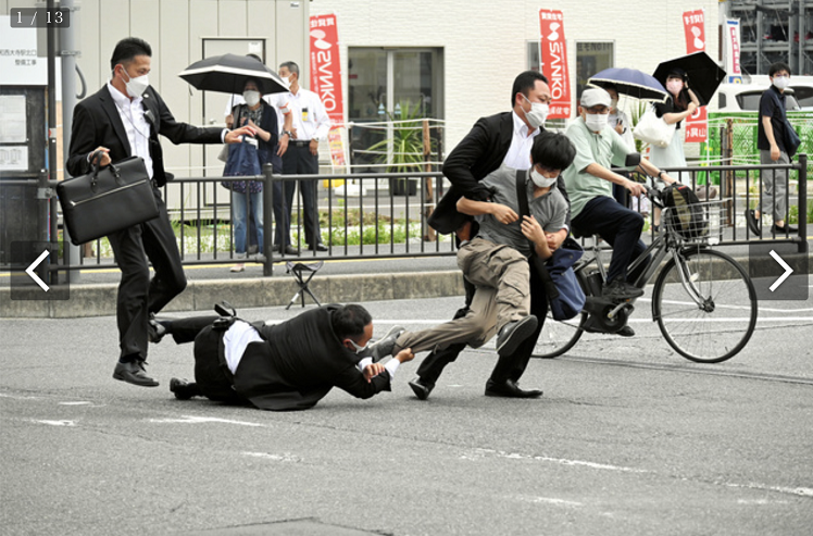 《朝日新闻》发布了一张安倍保镖将嫌犯制服时的照片