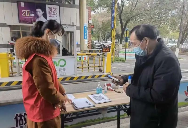 一个打耳洞都怕疼的姑娘，为同学挡了8刀……休闲区蓝鸢梦想 - Www.slyday.coM