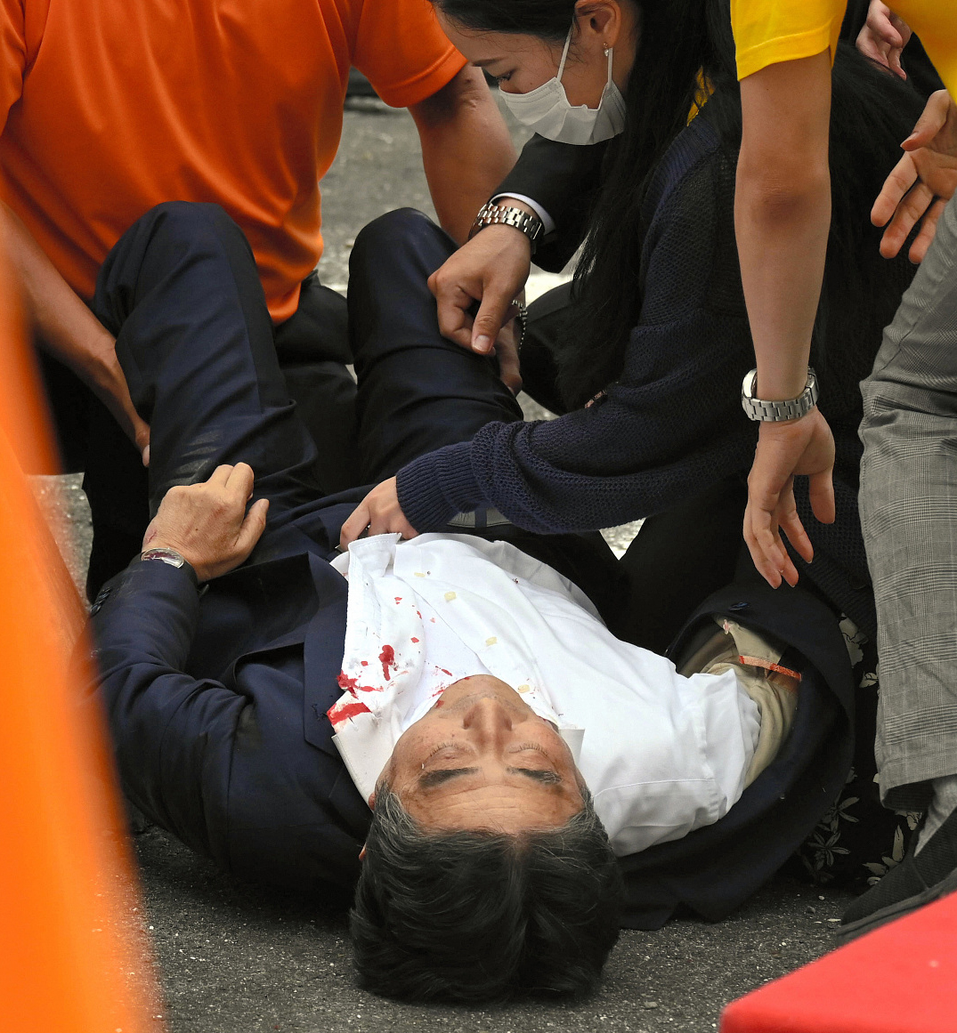 当地时间2022年7月8日，日本西部奈良市日本前首相安倍晋三当日上午在奈良发表演讲时中枪 。