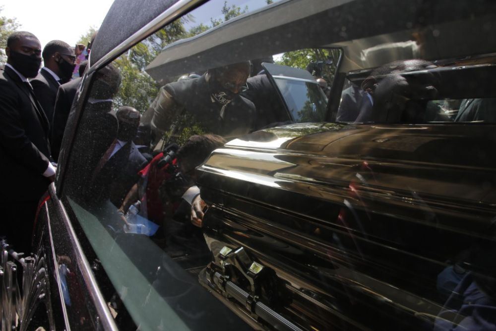 2020年6月9日,在美国得克萨斯州休斯敦,弗洛伊德的灵柩被放上灵车准备