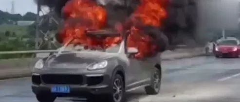 长沙一保时捷突发自燃！多亏车上小朋友闻到异味……
