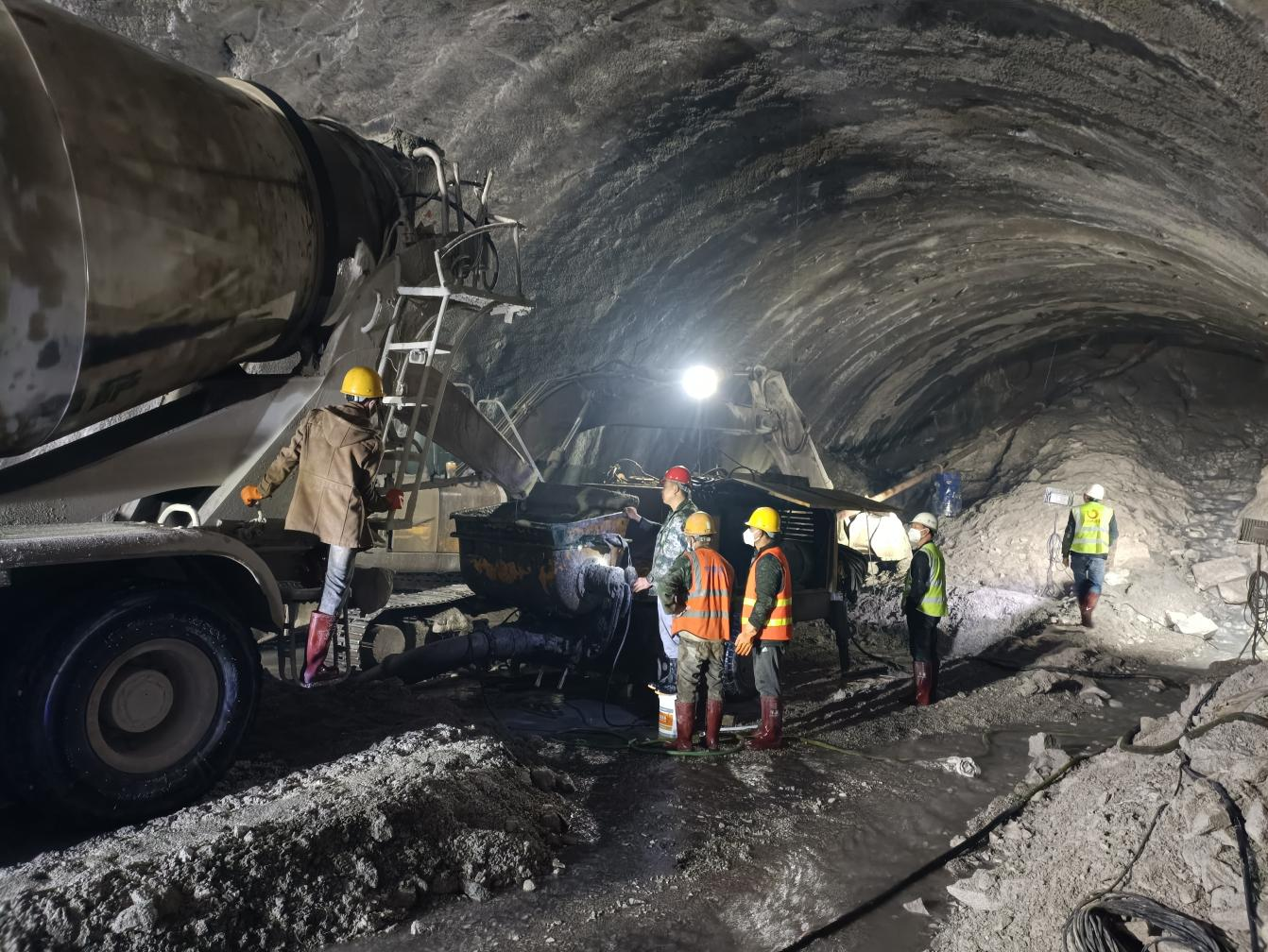 青山座座皆巍峨壮心上下勇求索华丽高速营盘山隧道左洞顺利贯通