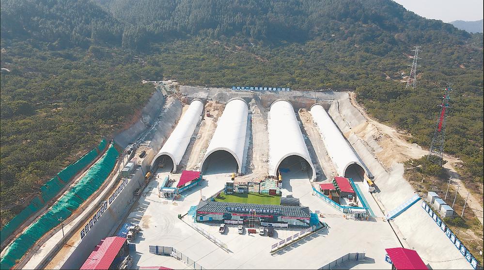 福州董奉山隧道进口端右主洞浅埋段贯通|隧道|福州市_新浪新闻