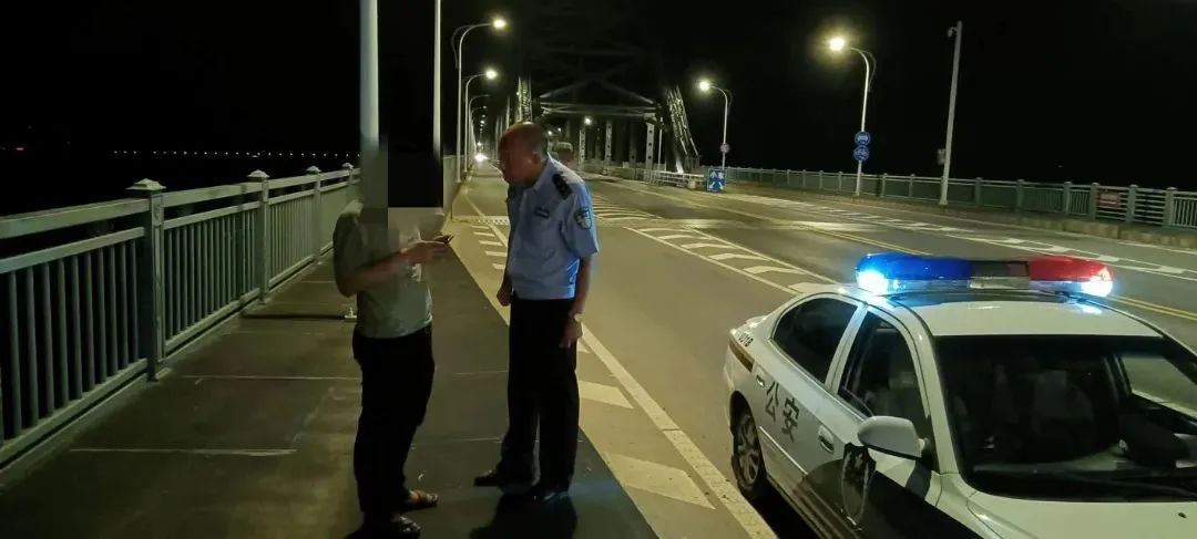 凌晨，九江民警化身心理辅导员，一夜连救两名轻生男子！休闲区蓝鸢梦想 - Www.slyday.coM