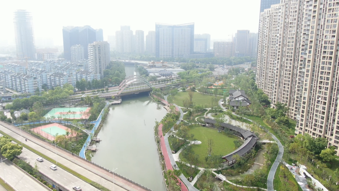 滨江区通过在北塘河沿线节点公园布局篮球场,足球场,排球场,网球场