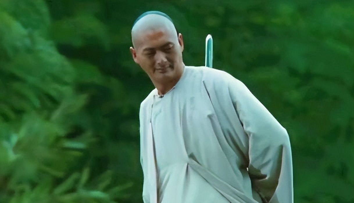 大家一查《卧虎藏龙》的演员表,发现当时参演的女星章子怡很有嫌疑.