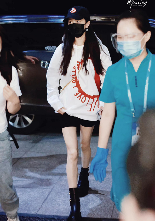 杨幂最新机场造型封神穿骑行裤背1万6的包高调炫富身材好辣