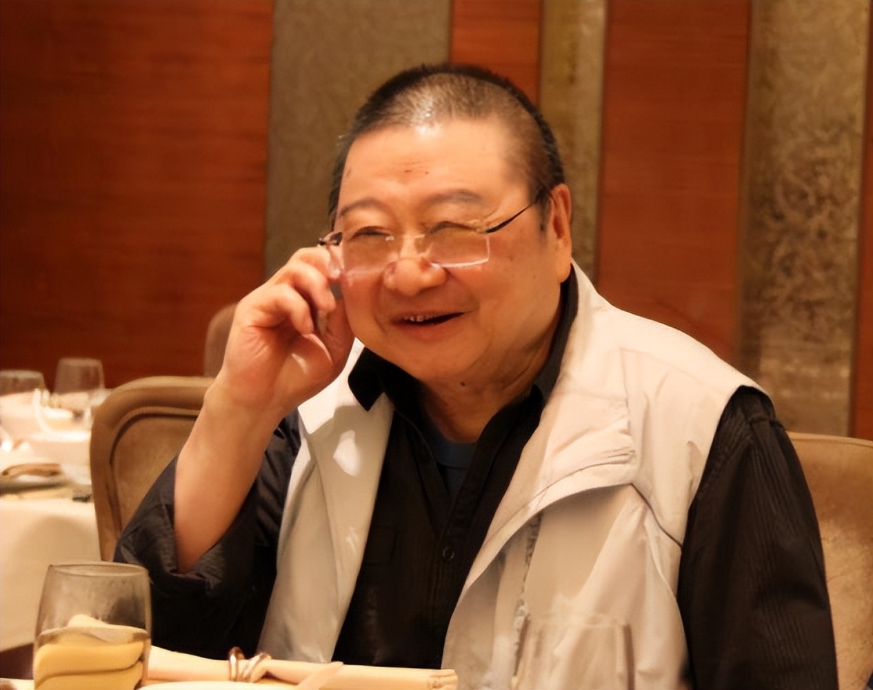 94岁插画师姜云行在美国去世曾为金庸倪匡小说作画千余幅