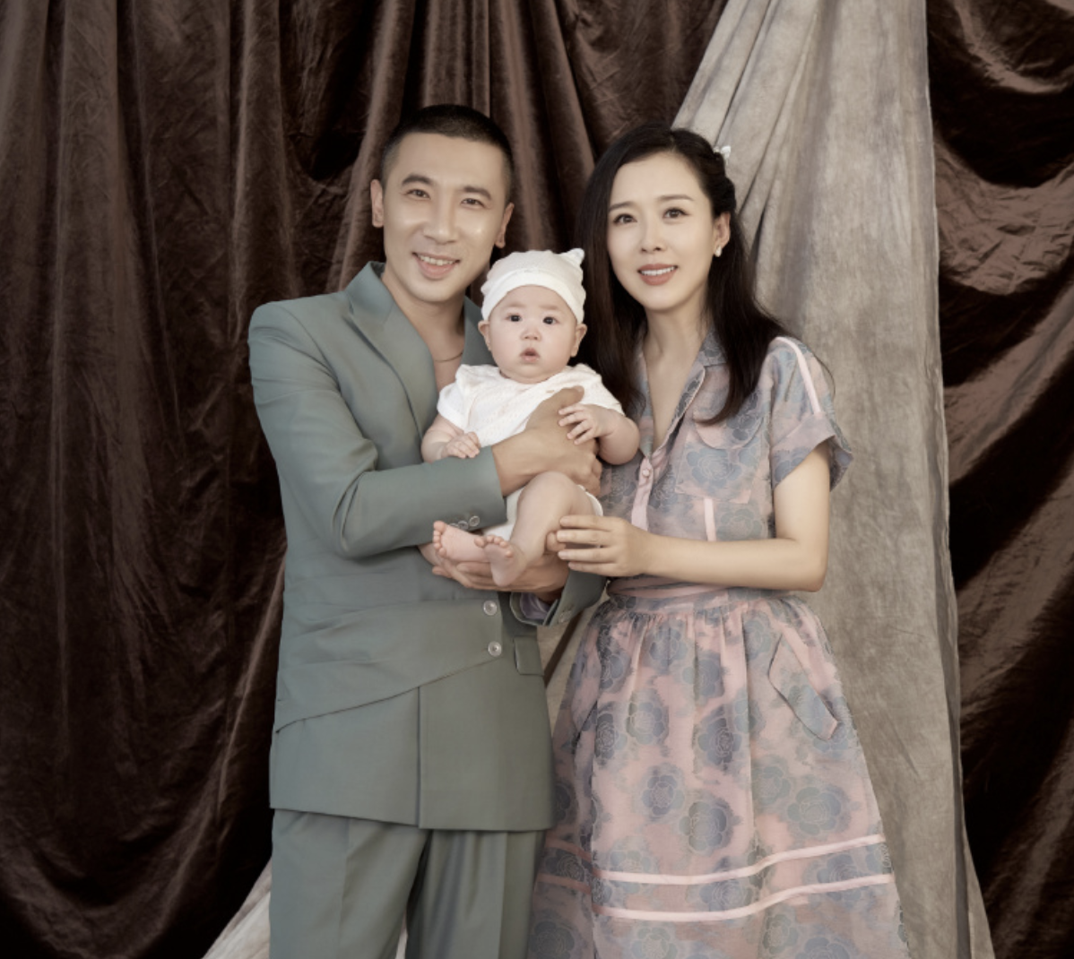 颜丹晨为儿子庆祝百日一家三口拍温馨写真宝宝继承妈妈高颜值