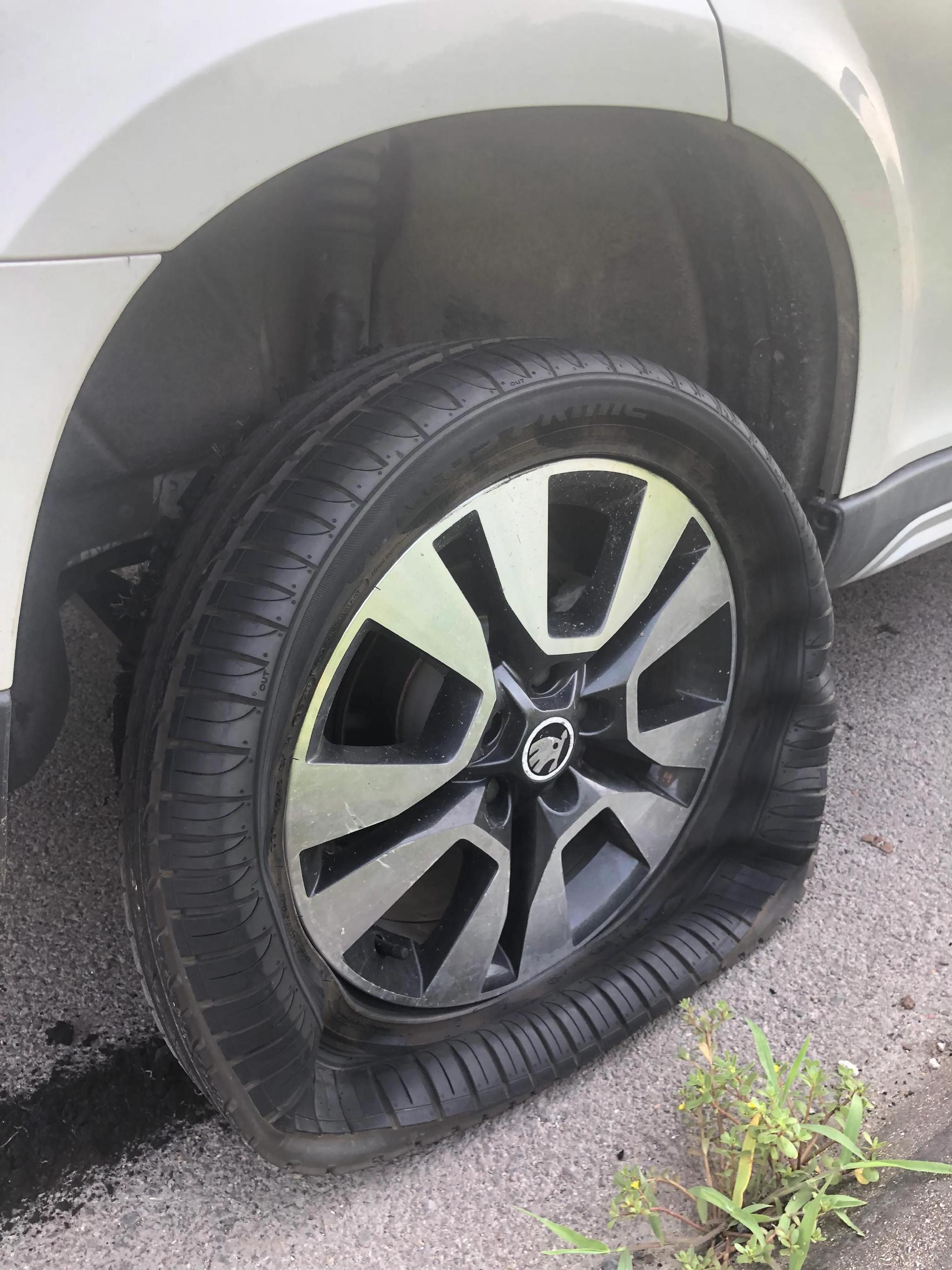 别压坑,别压坑,6年驾龄,第一次高速爆胎-新浪汽车