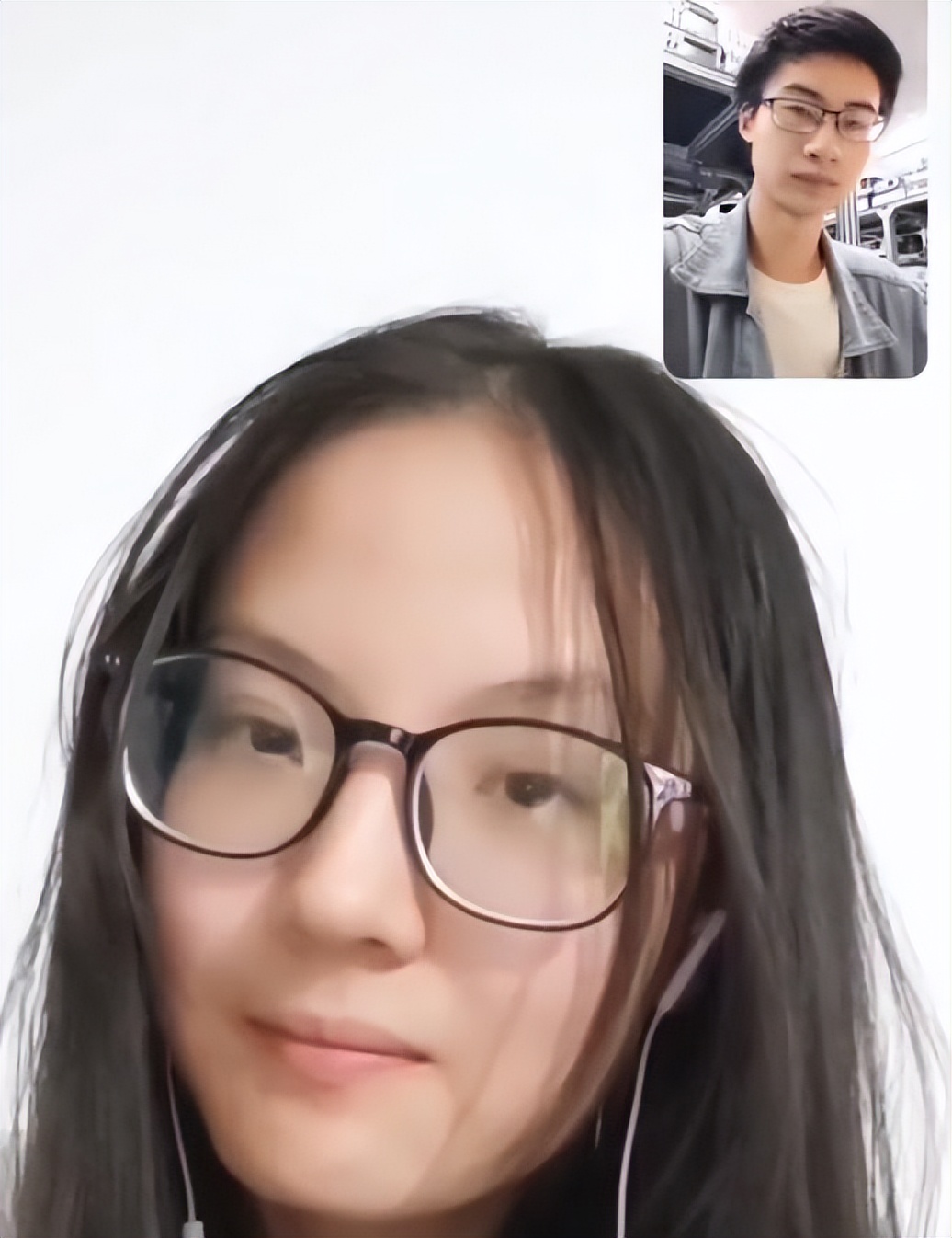 庞众望最新露面和女朋友一同现身戴着眼镜比以前爱笑了
