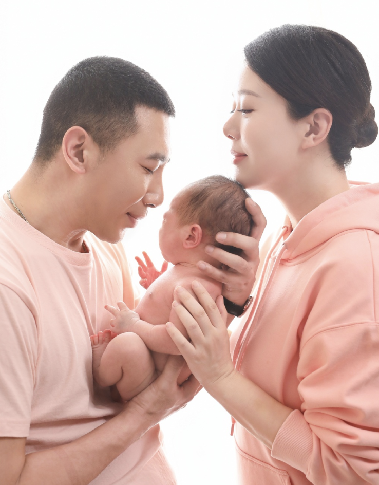 颜丹晨为儿子庆祝百日,一家三口拍温馨写真,宝宝继承妈妈高颜值