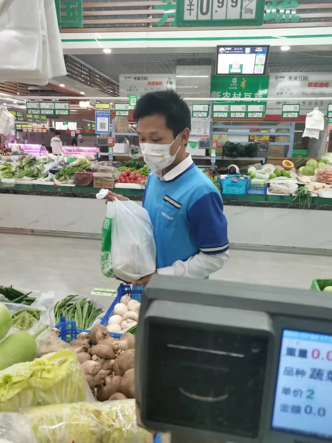 励志！外卖小哥送餐路上收到上海交大硕士录取通知书！同事都叫他“阿甘”……休闲区蓝鸢梦想 - Www.slyday.coM