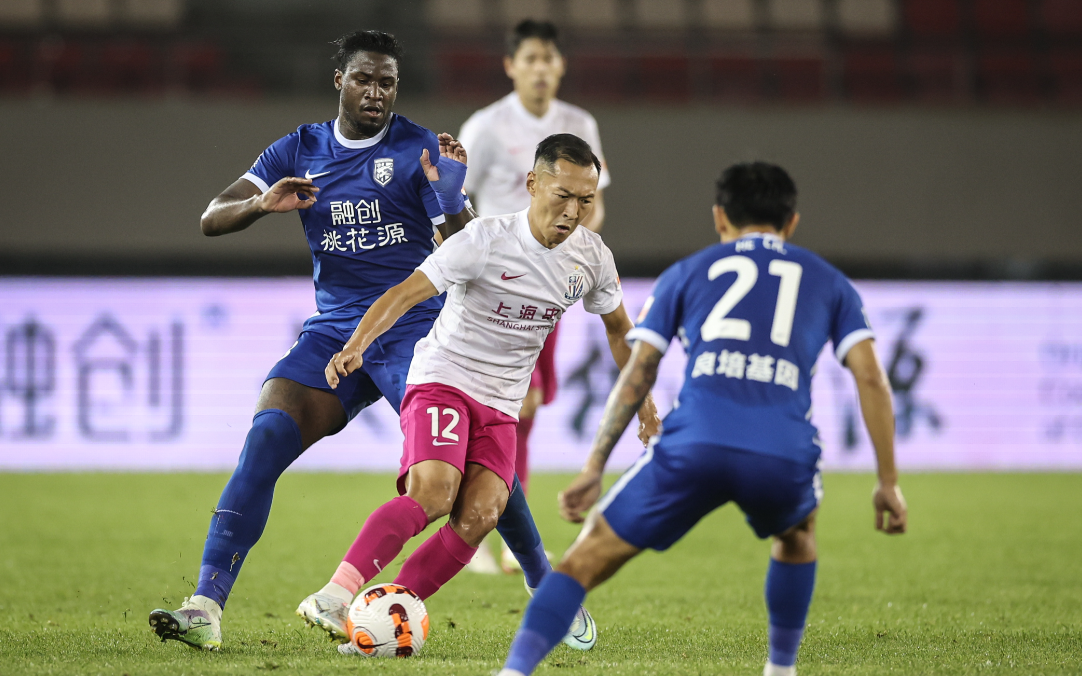 7月3日,上海申花球员吴曦(中)在比赛中带球突破.