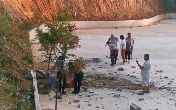 重庆一辆特斯拉失控撞倒多名路人：致2死4伤休闲区蓝鸢梦想 - Www.slyday.coM