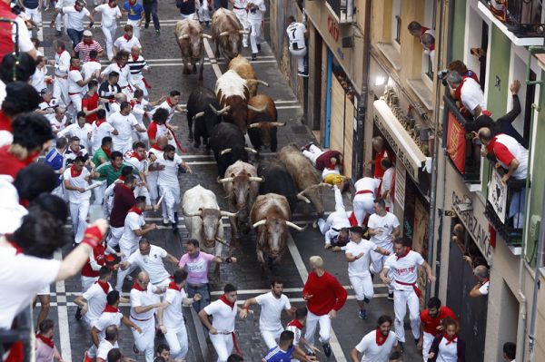 7日清晨在潘普洛纳的街道上举行的公牛奔跑活动（欧洲新闻图片社）