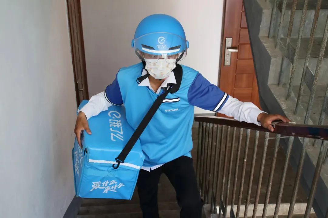 励志！外卖小哥送餐路上收到上海交大硕士录取通知书！同事都叫他“阿甘”……休闲区蓝鸢梦想 - Www.slyday.coM