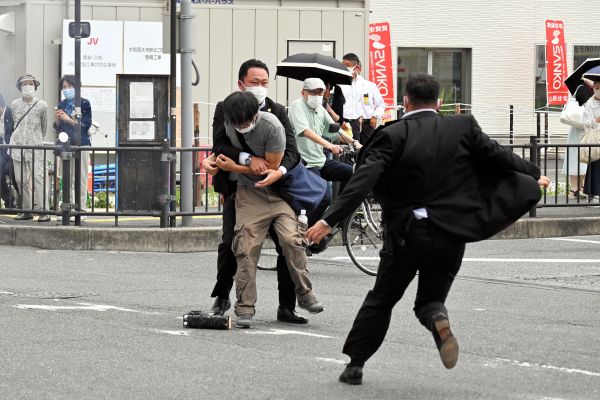 刺杀日本前首相安倍晋三的嫌疑人山上彻被抓现场（视觉中国）