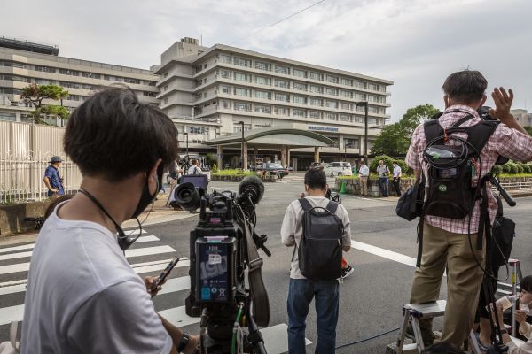 资料图片：当地时间2022年7月8日，日本奈良，媒体聚集医院外。（视觉中国）