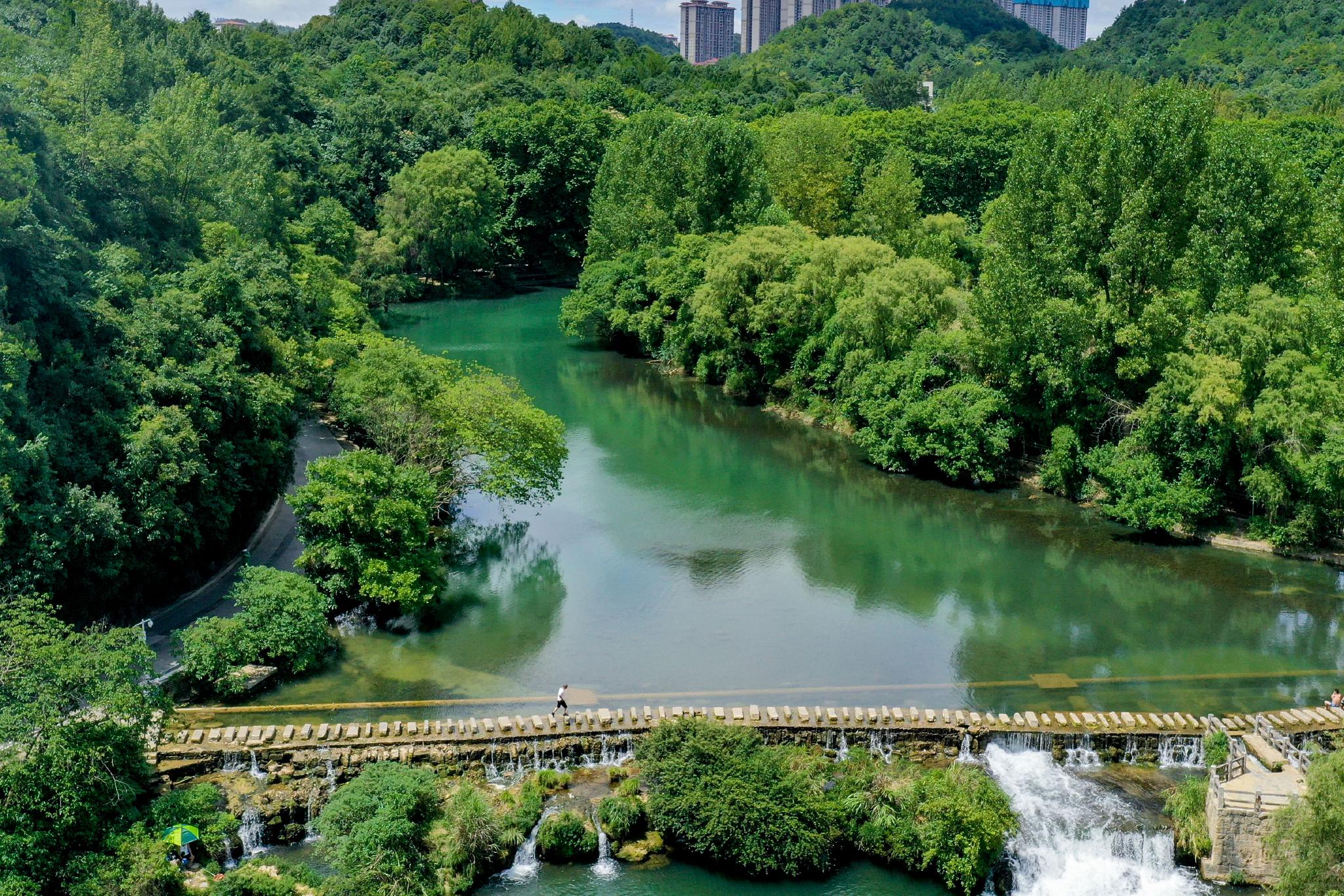 贵阳夏日黄金大道景如画