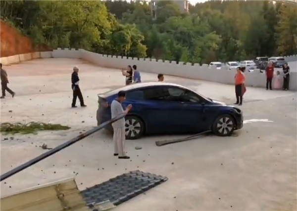 重庆一辆特斯拉失控撞倒多名路人：致2死4伤休闲区蓝鸢梦想 - Www.slyday.coM