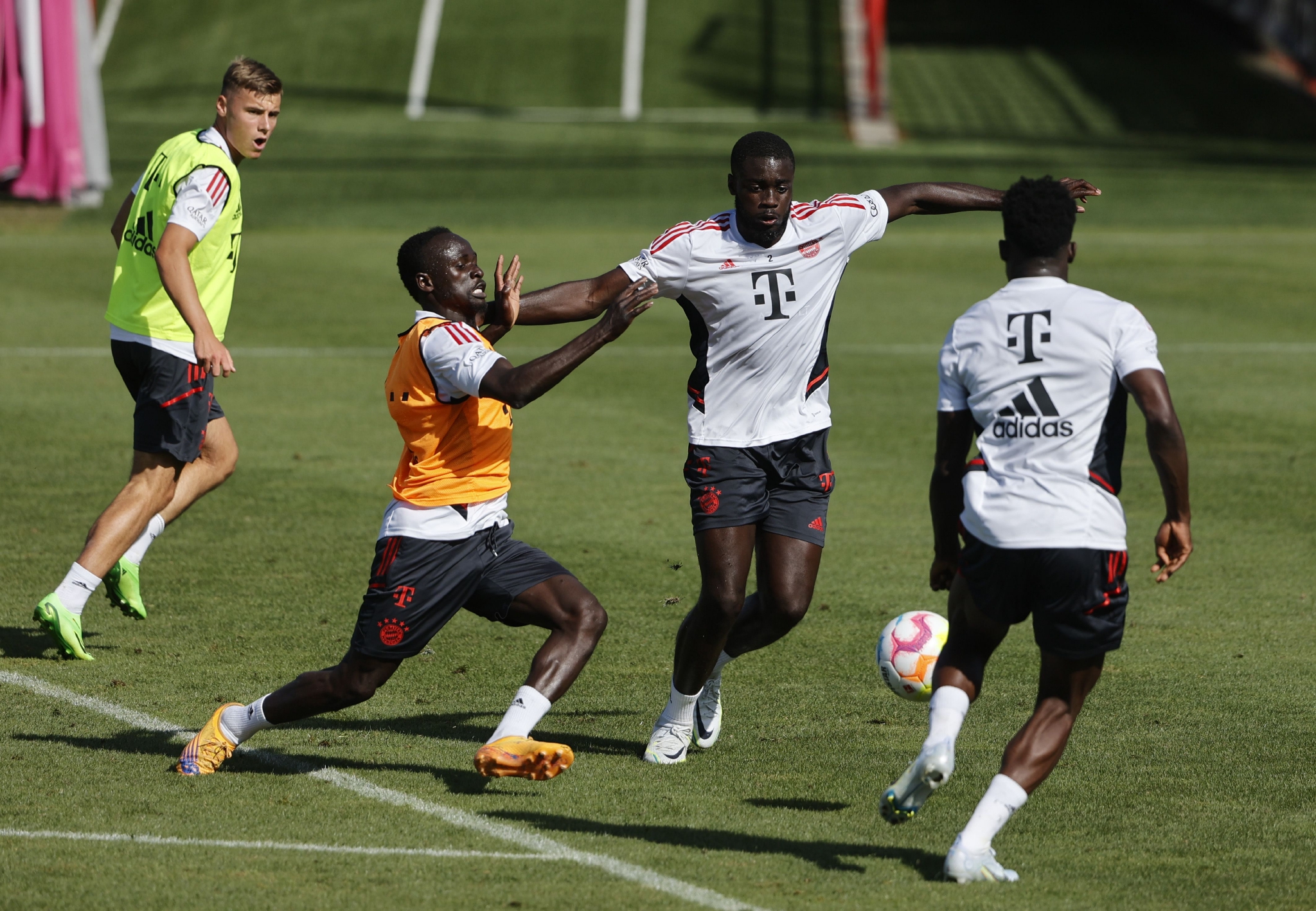 足球拜仁慕尼黑俱乐部进行队内训练