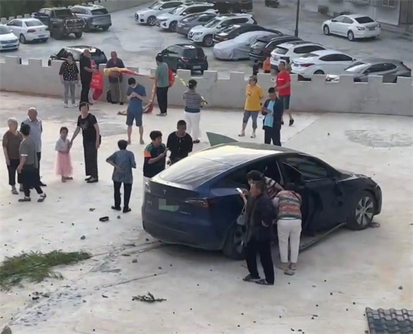 重庆一辆特斯拉失控撞倒多名路人：致2死4伤休闲区蓝鸢梦想 - Www.slyday.coM