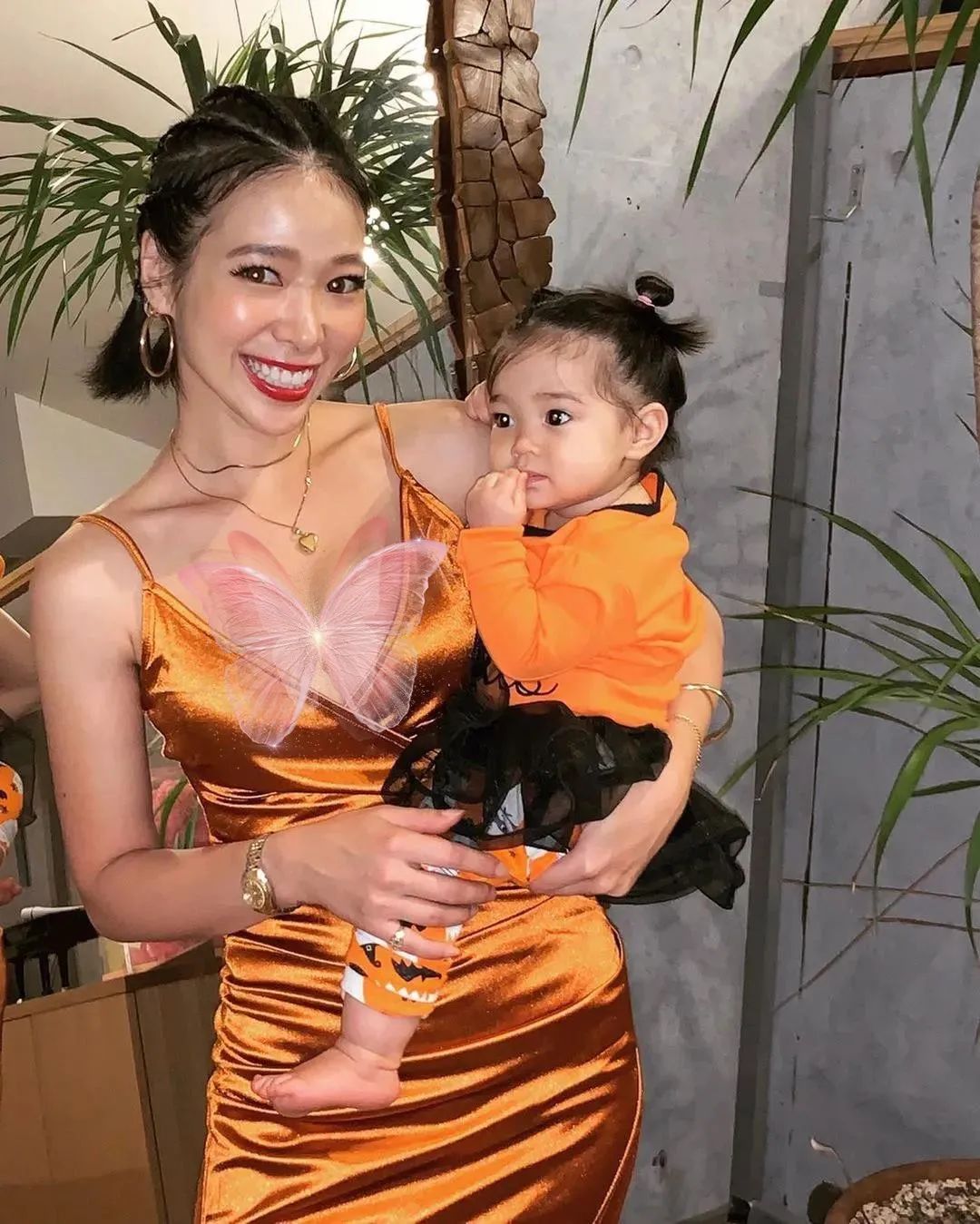 女子因太性感被骂上热搜：都当妈了还穿成这样？休闲区蓝鸢梦想 - Www.slyday.coM