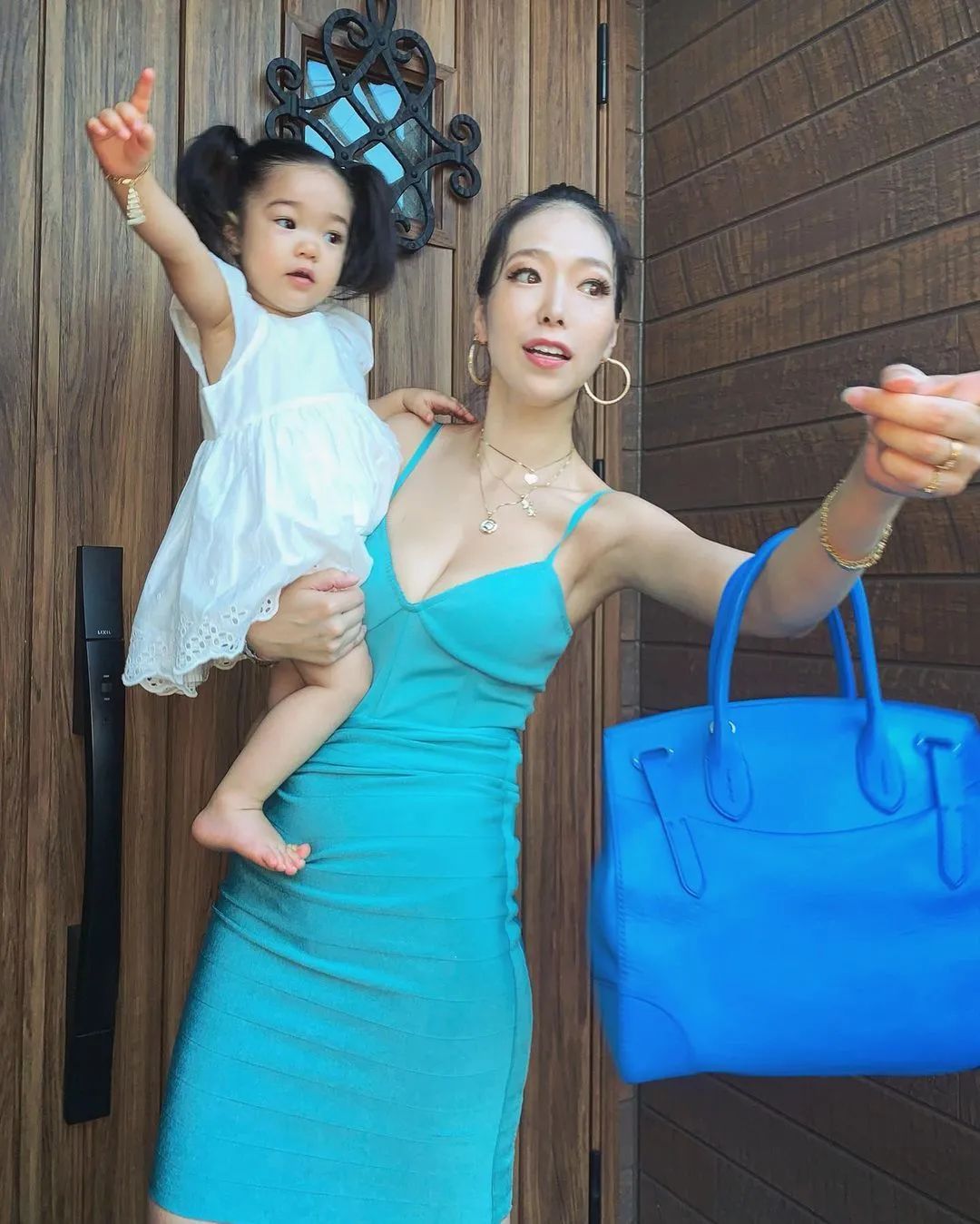 女子因太性感被骂上热搜：都当妈了还穿成这样？休闲区蓝鸢梦想 - Www.slyday.coM