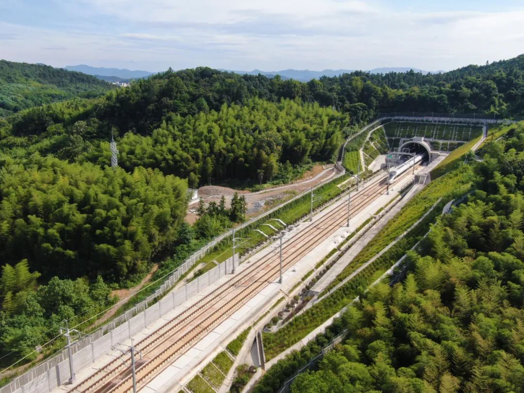 提示合杭高铁湖杭段开始试运行