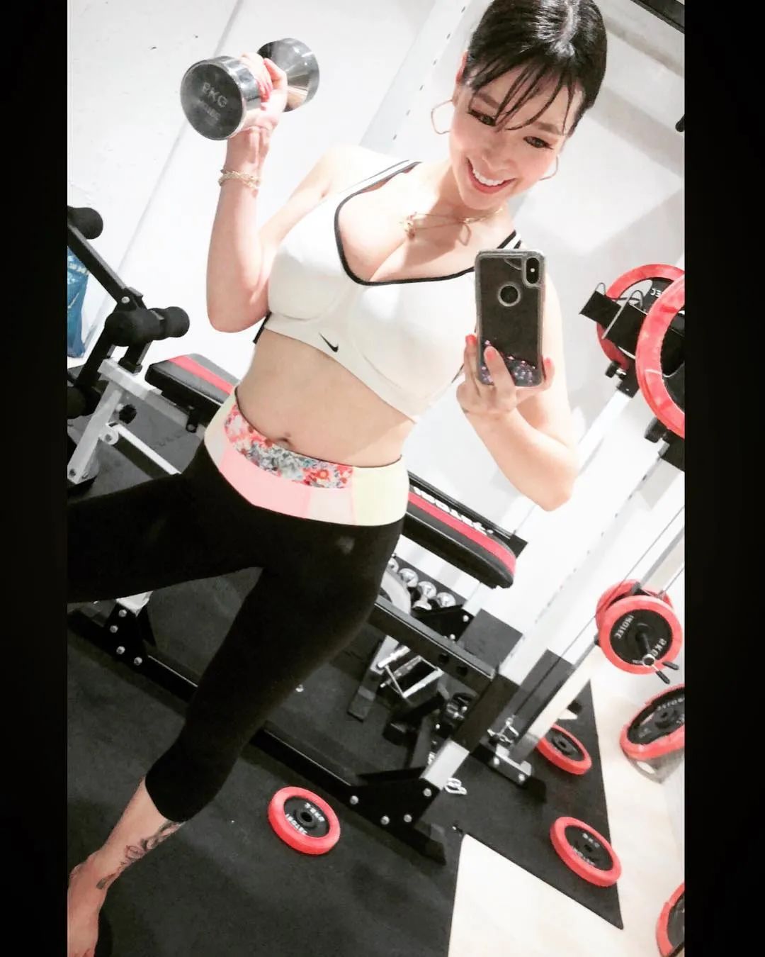 女子因太性感被骂上热搜：都当妈了还穿成这样？休闲区蓝鸢梦想 - Www.slyday.coM