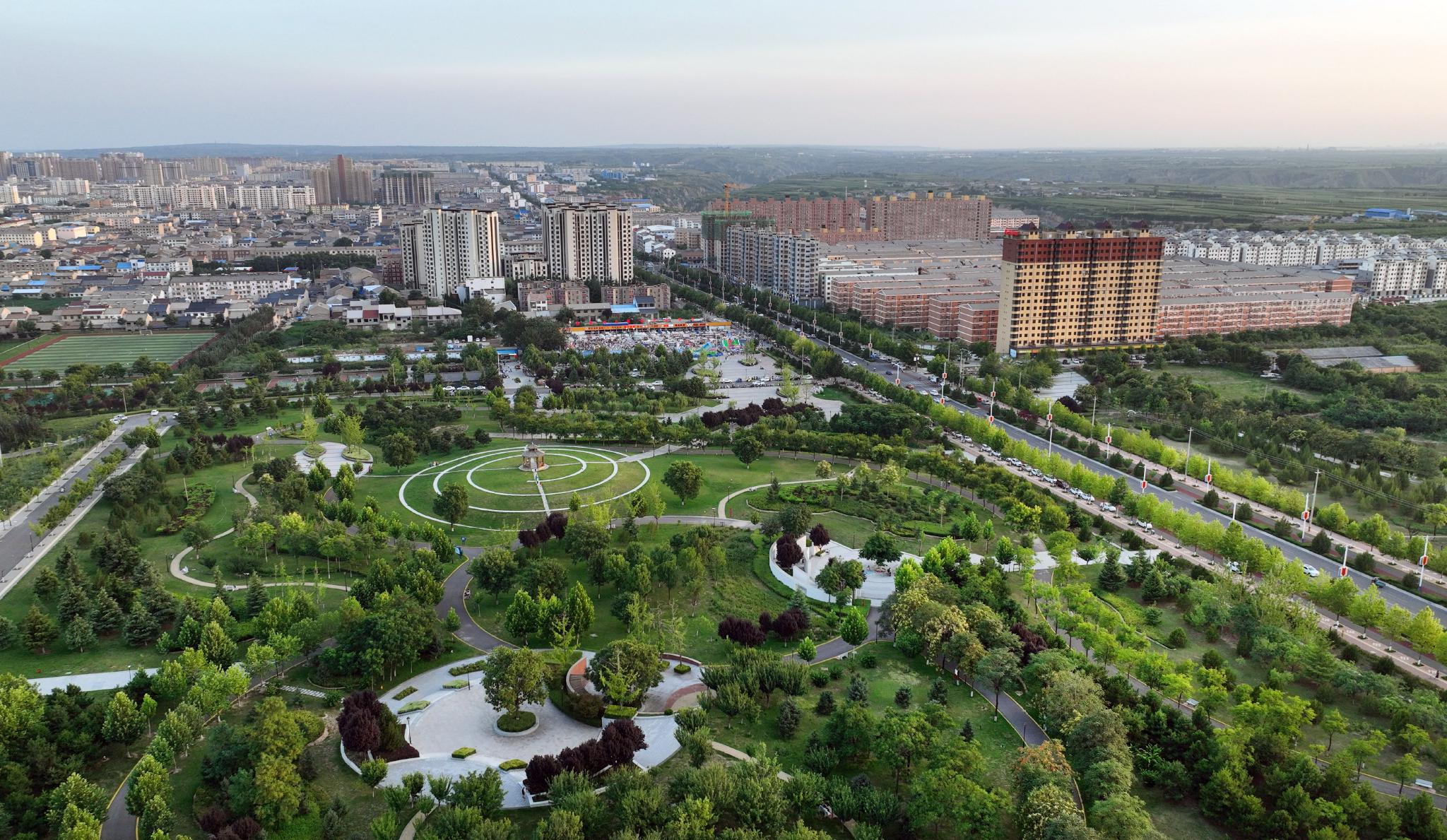 陕西合阳城在林中坐人在绿中行