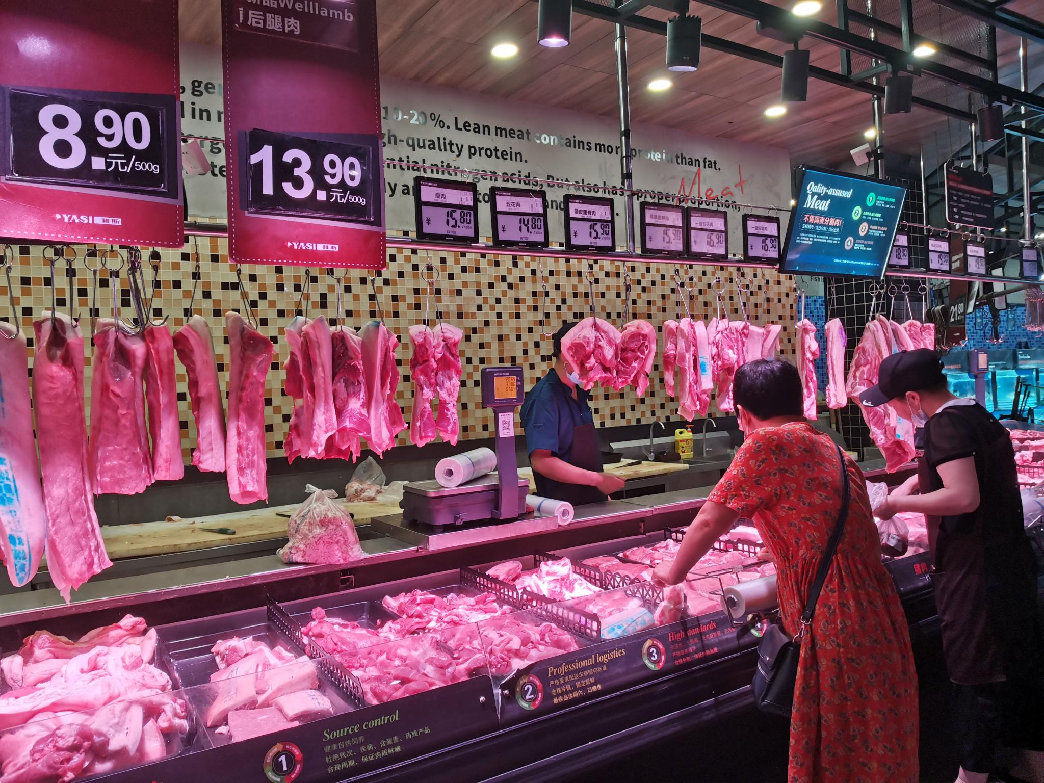 7月5日,湖北宜昌,超市里猪肉供应充足.