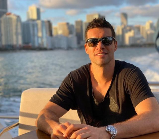 45岁巴拉克与已故儿子的21岁模特朋友度假 曾公开拥吻却否认恋情休闲区蓝鸢梦想 - Www.slyday.coM