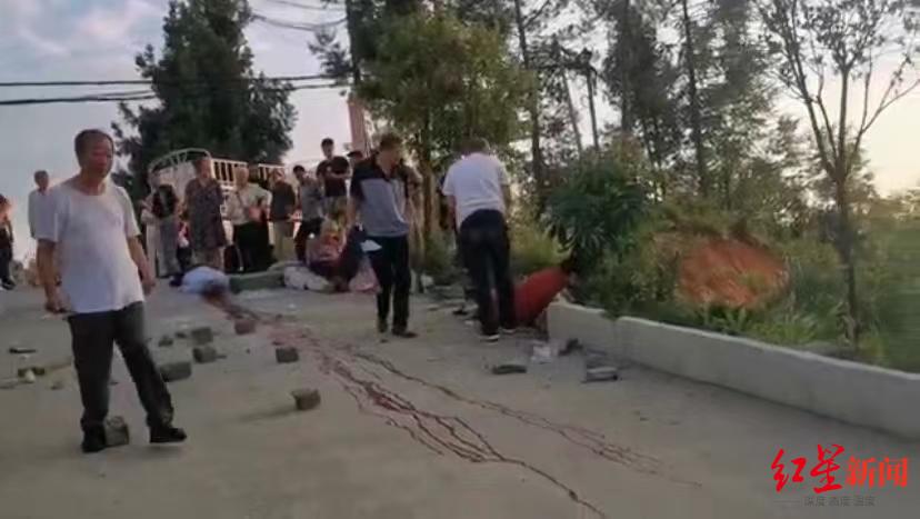 重庆黄水镇一轿车失控撞人致2死4伤 目击者：事发地人流密集，附近有不少避暑房休闲区蓝鸢梦想 - Www.slyday.coM