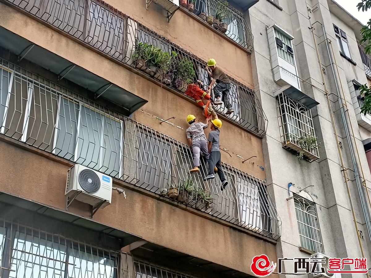 柳州：2岁男孩被卡防盗网外，3名建筑工人徒手爬楼救人休闲区蓝鸢梦想 - Www.slyday.coM